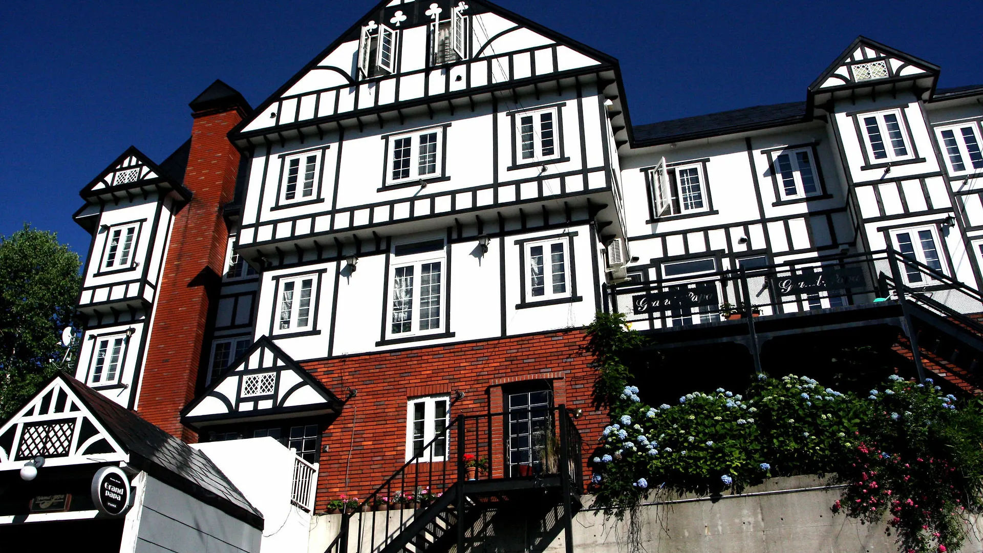 Grandpapa Hotel Hirafu Guest house